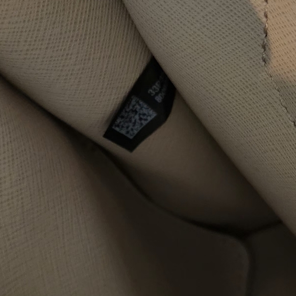 Michael Kors Mercer Pebbled Leather Hand Bag - Picture 3 of 13